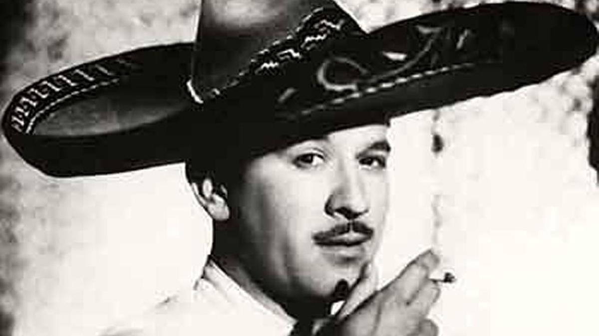 ¿Qué inexplicable encanto ha logrado que más de ocho generaciones de mexicanos quieran a Pedro Infante como si fuera un familiar, que lo idolatren en toda América?