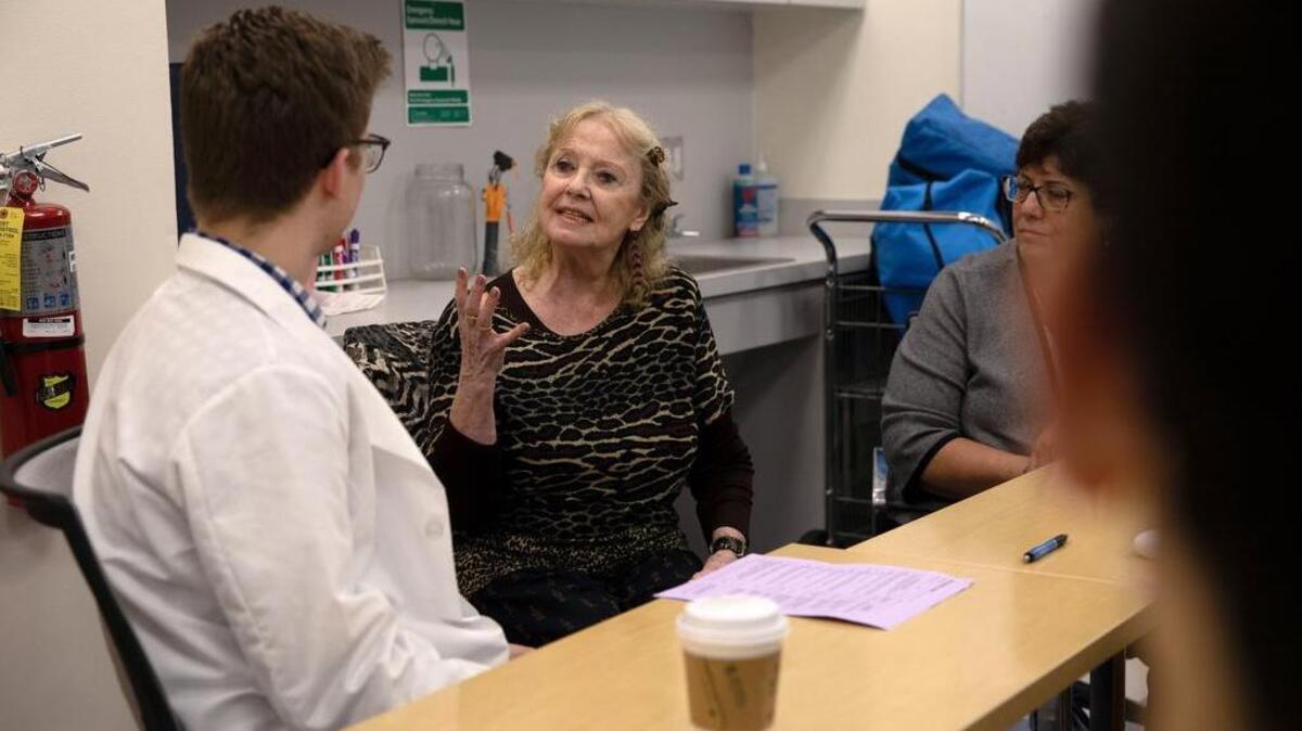Elizabeth Shepherd (centro), habla con Zachary Myslinski, un estudiante de Weill Cornell Medical School, durante una práctica en geriatría.