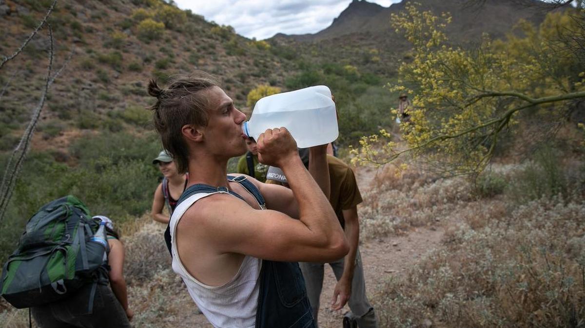 Los voluntarios dejan en el desierto galones de agua.