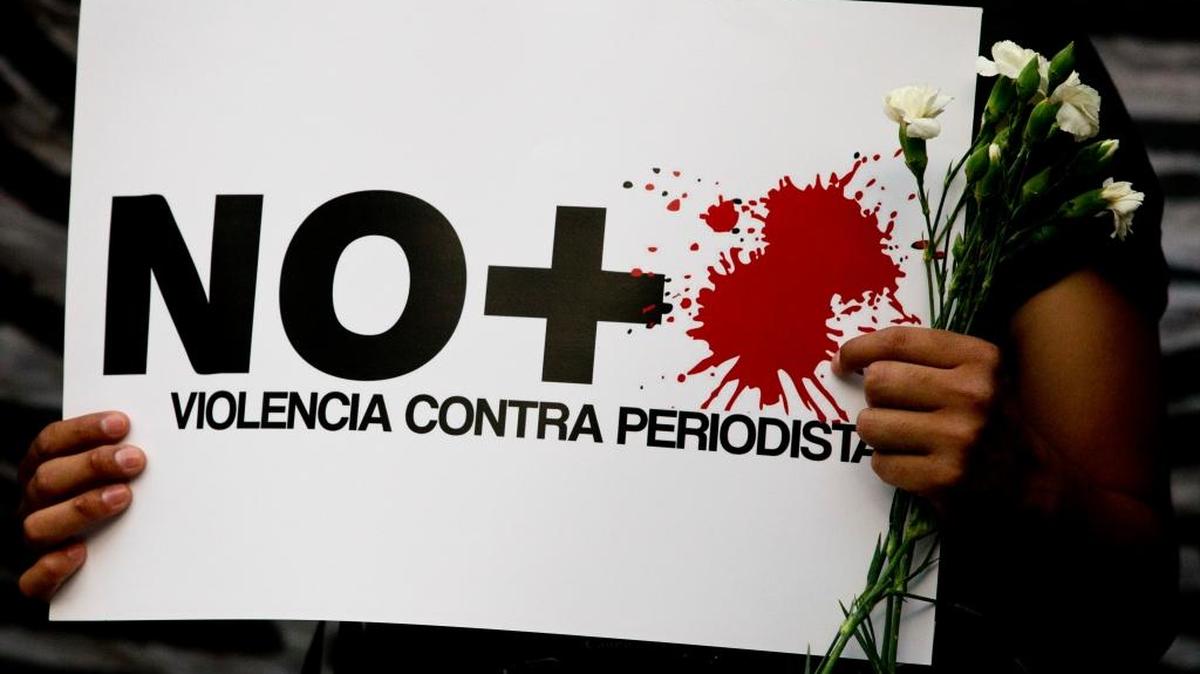 Manifestante pide que se detenga la violencia contra periodistas en México en una protesta frente al Ministerio del Interior. 