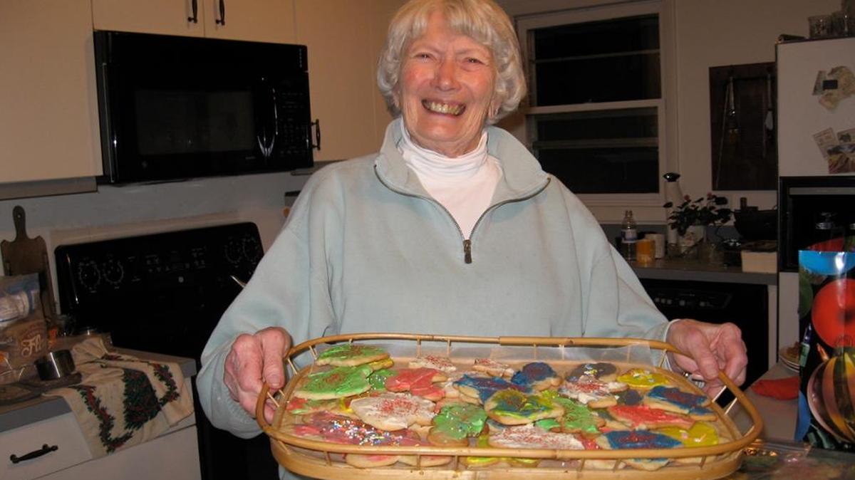 Anne McKinley lucha contra distintas condiciones médicas y hace cuatro años perdió a su marido. Estuvieron casados 59 años. Aun así, se mantiene positiva, activa con familiares y amigos. Adora hornear galletas y comerlas con sus nietos. ( de Carol McKinley)