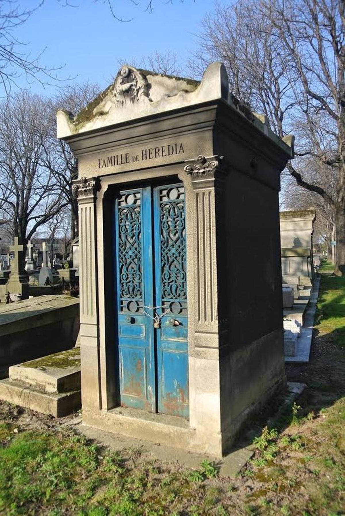 Panteón de Severiano de Heredia en el cementerio de Batignolles. Hoy su nombre se incluye entre la lista de personalidades y hombres ilustres que acoge el camposanto.