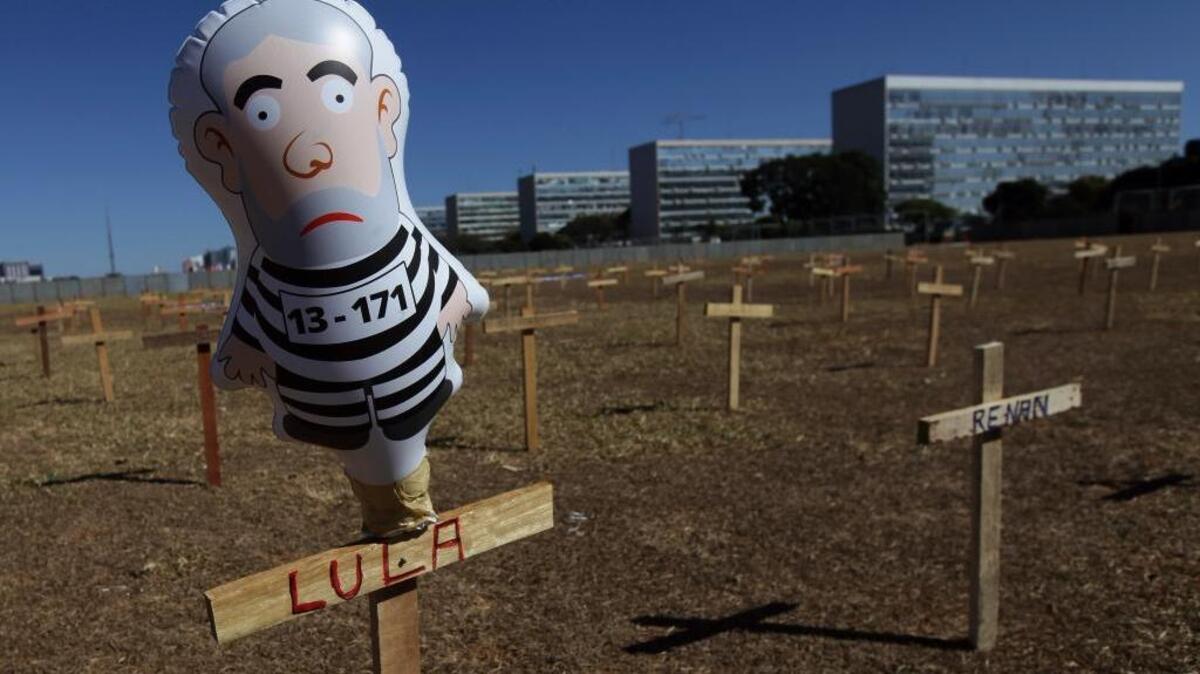 Un muñeco inflable del ex presidente Luiz Inacio Lula da Silva vestido con traje de prisionero fue parte de una manifestación anticorrupción el 27 de agosto en Brasilia.