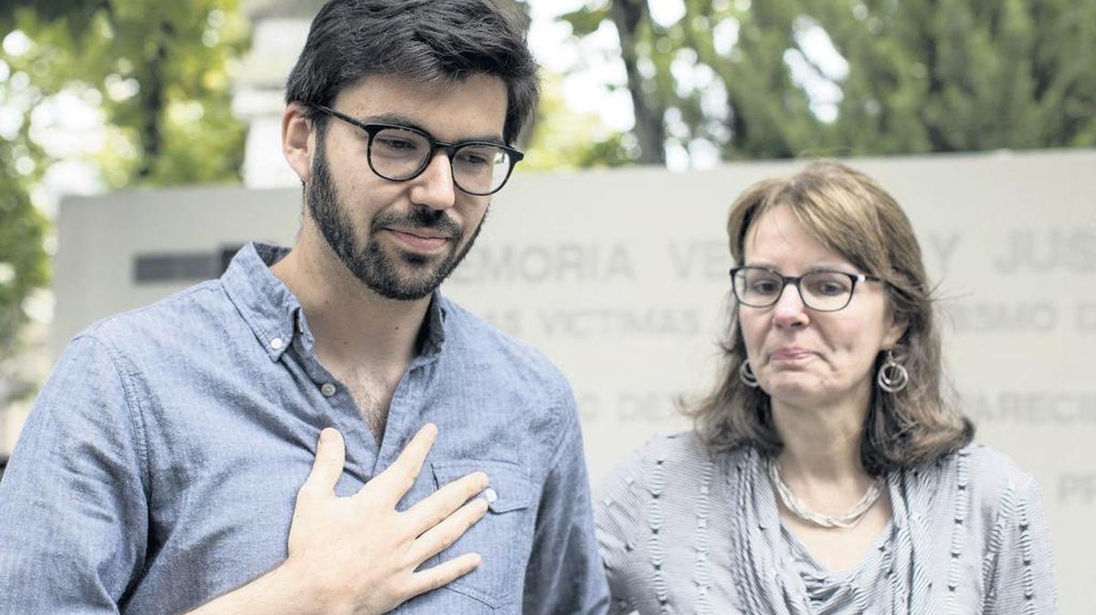 Daniel Loedel y su hermana Bonnie, agradecen a familiares y amistades que se reunieron para enterrar a Isabel, desaparecida durante la última dictadura militar argentina.