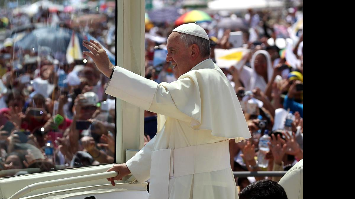 Poco antes de que iniciara la misa, varias personas rompieron las barreras de seguridad y se acercaron al templete donde estaría el papa, pero después la seguridad se reforzó y no pasó a mayores.