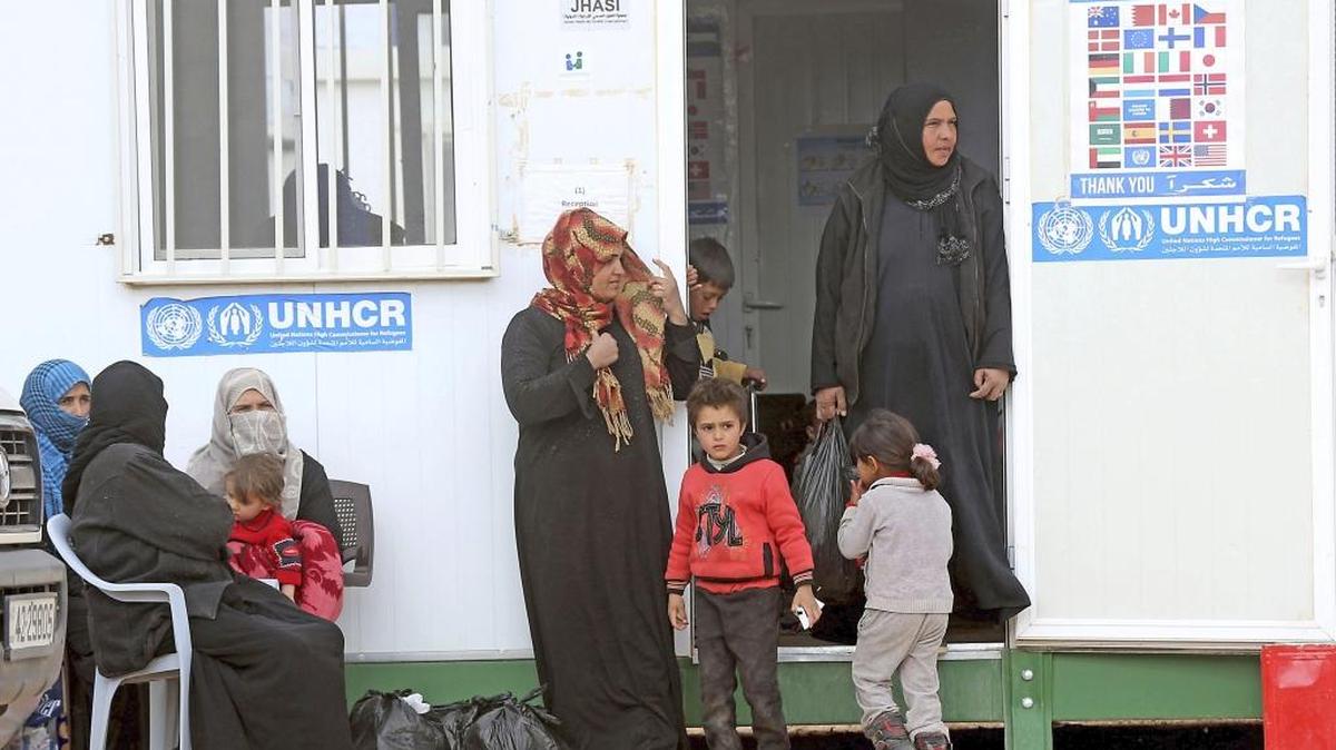Refugiados sirios esperan para recibir ayuda médica en una clínica cerca del campo de refugiados de Rukban, en la frontera entre Jordania y Siria, al noroeste de Jordania.