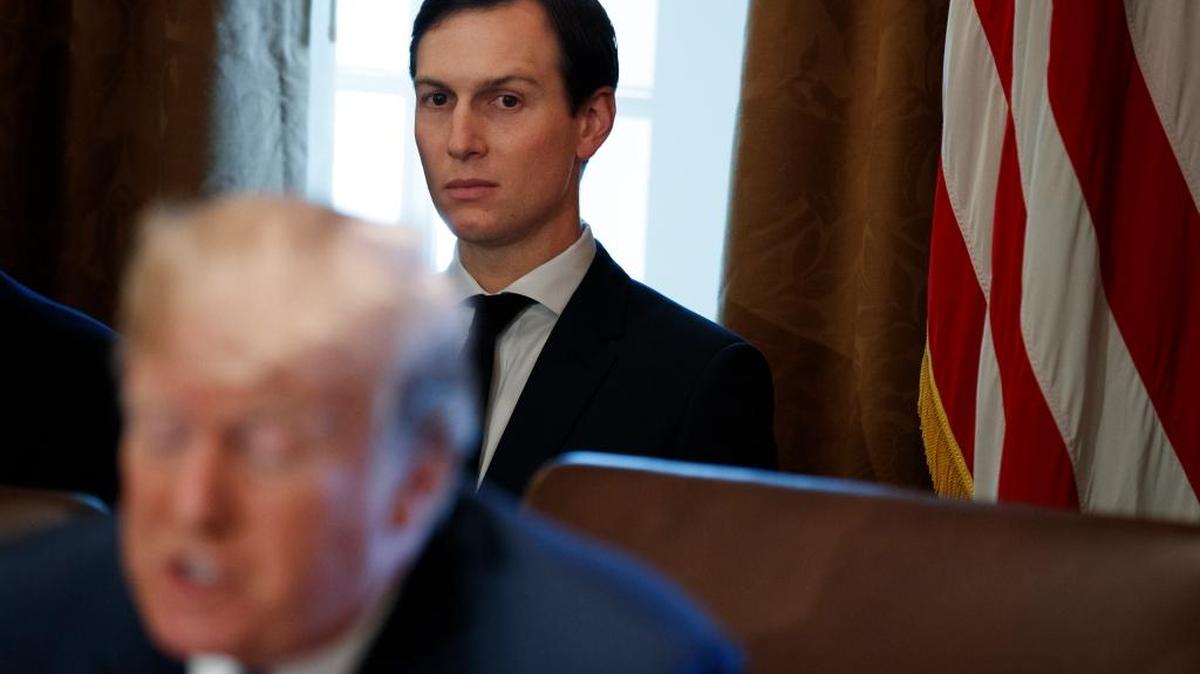 Jared Kushner, asesor senior de la Casa Blanca escucha al presidente Donald Trump habla durante una reunión del Gabinete, en Washington.