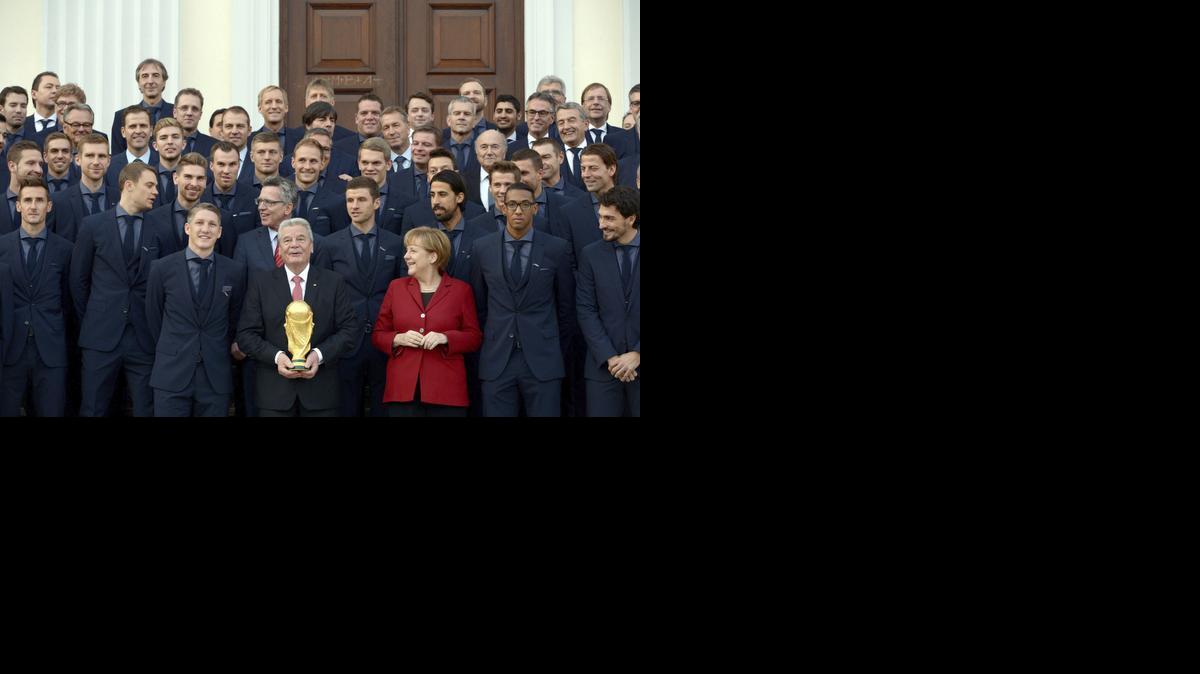<cutline_leadin>Los jugadores</cutline_leadin> de la selección alemana posan con la canciller alemana Angela Merkel y el presidente Joachim Gauck (cen.) tras recibir la Silbernes Lorbeerblatt (la mayor distinción del gobierno en materia de deportes) por su victoria en el Mundial de Brasil 2014 durante un acto en el castillo de Bellevue, Berlín, Alemania 10 de noviembre de 2014.