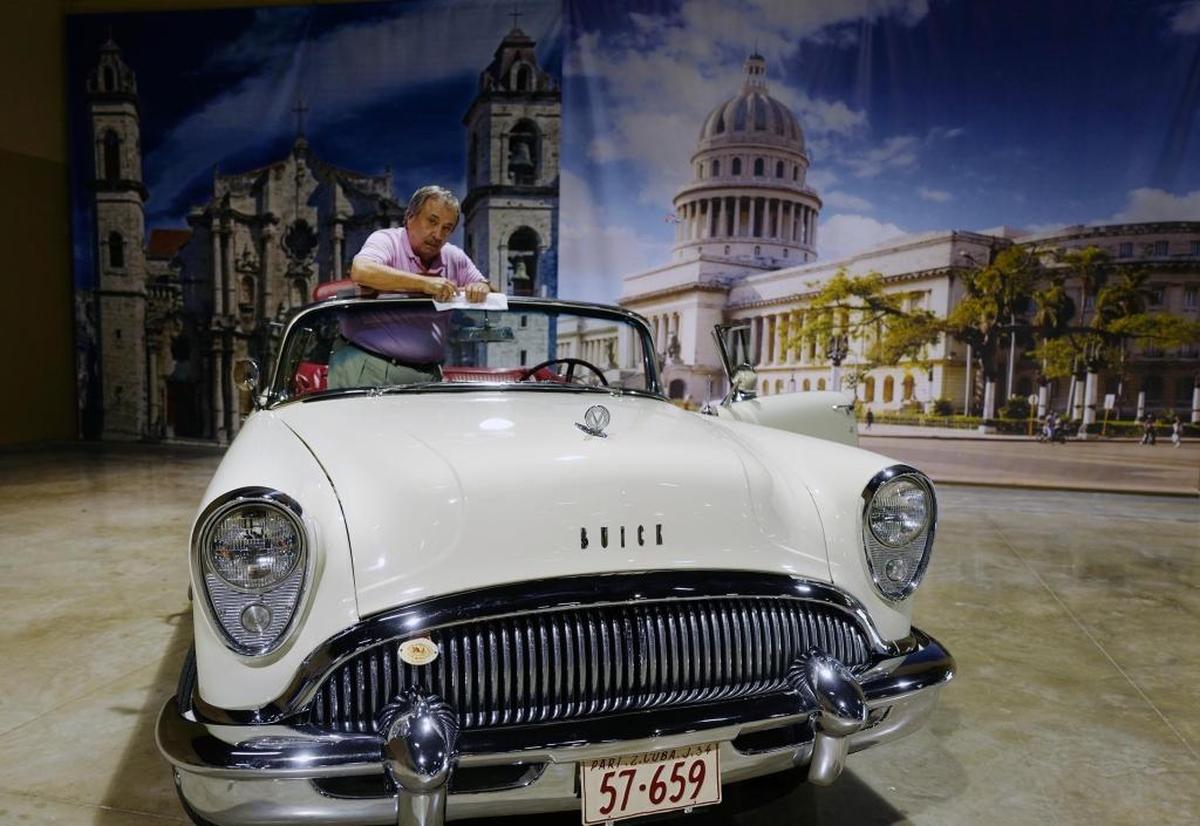 El coleccionista Frank García, coordinador de la muestra de autos antiguos, llevará su Buick convertible, de 1954.