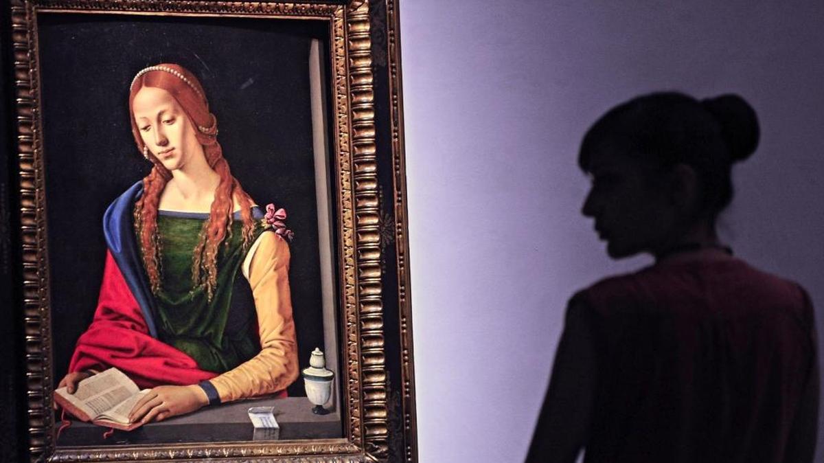 La obra ‘Santa María Magdalena leyendo’, del pintor italiano Piero Di Cosimo en una exposición del pintor en la galería Uffizi en Florencia, Italia.