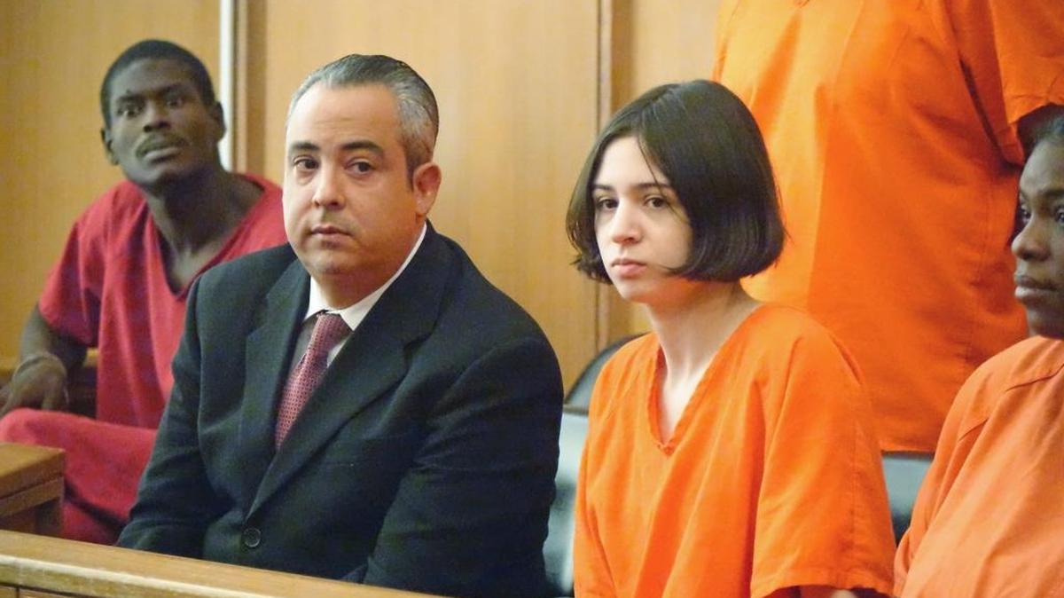 Marta San José, una ex estudiante extranjera de intercambio, acusada de ayudar a su esposo a abusar de su hermana menor, compareció en corte en Miami el 13 de julio, junto a su abogado, Jorge Viera.