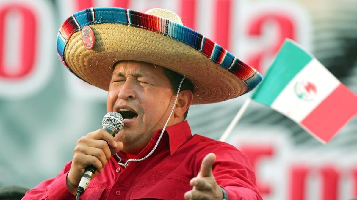 El fallecido gobernante venezolano Hugo Chávez cantó una ranchera en un evento político en Caracas, en noviembre del 2005.