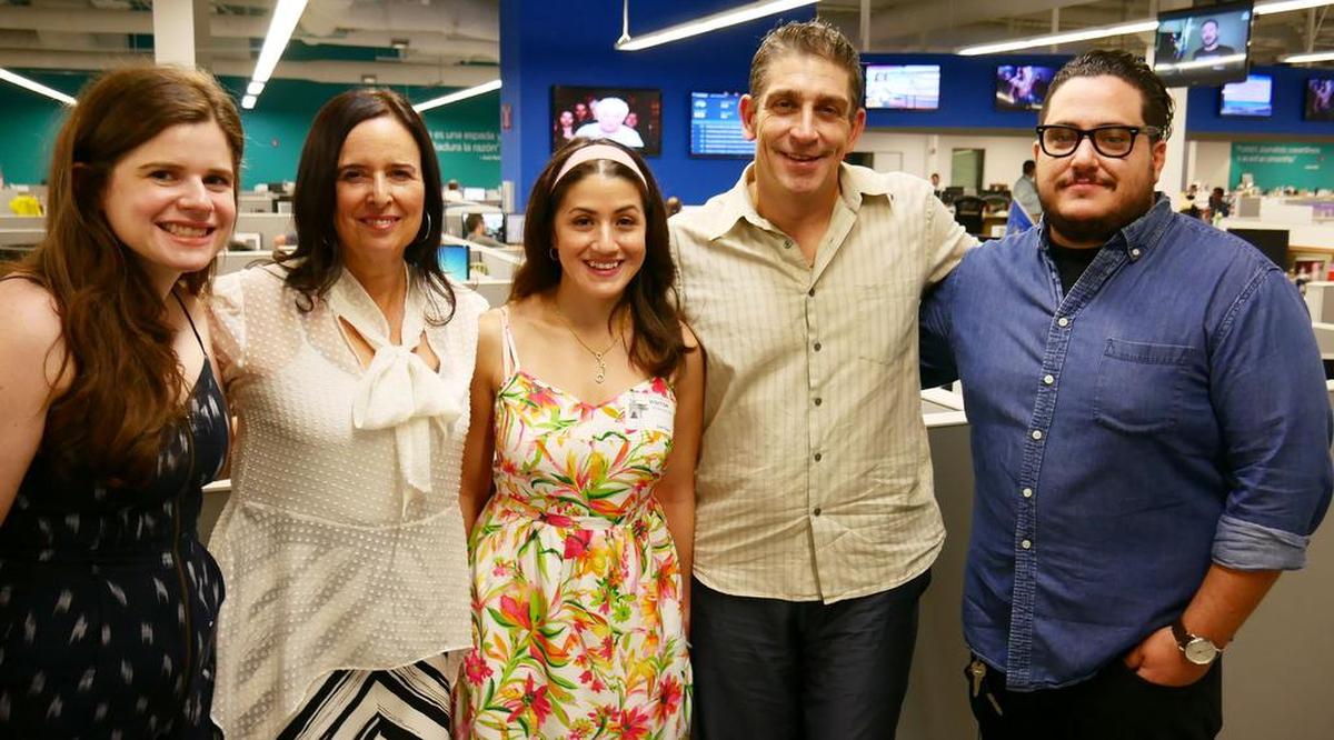 Los escritores cubanoamericanos Ruth Behar y Richard Blanco junto a varios participantes del viaje a Cuba organizado por CubaOne Foundation. De izquierda a derecha: Stephanie Swirsky, Ruth Behar, Kelsie Aguilera, Richard Blanco y Michael Ruiz.