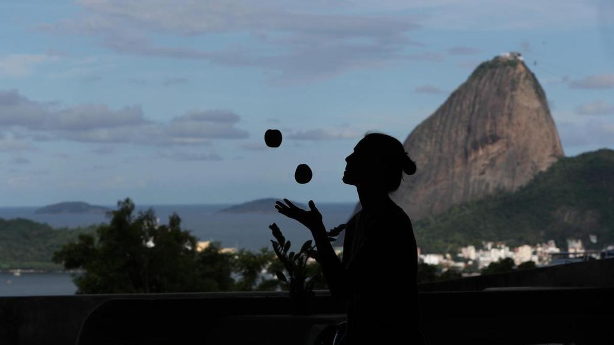 Vista de la favela Tavares Bastos desde el hostal The Maze con el Pan de Azúcar al fondo, en Río de Janeiro (Brasil).