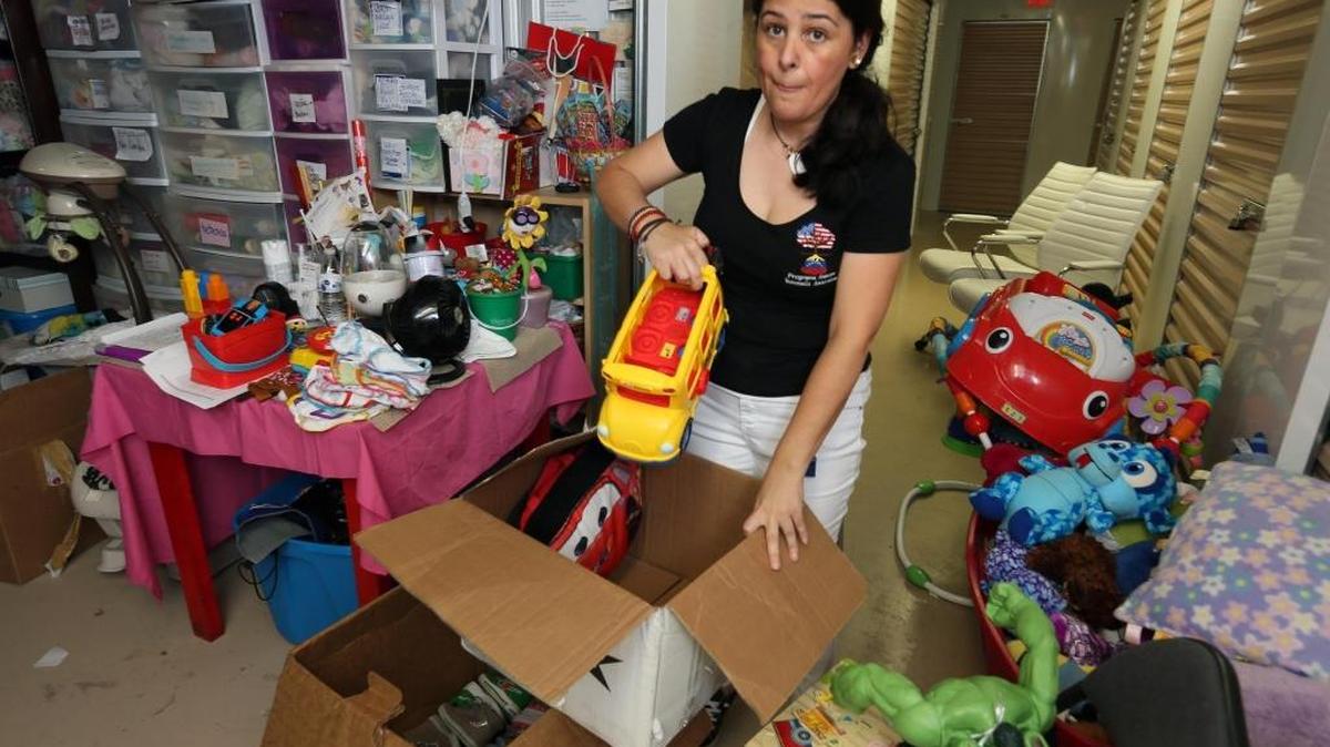 Jessica Astudilla, voluntaria de Venezuela Awareness, selecciona juguetes para ayuda.