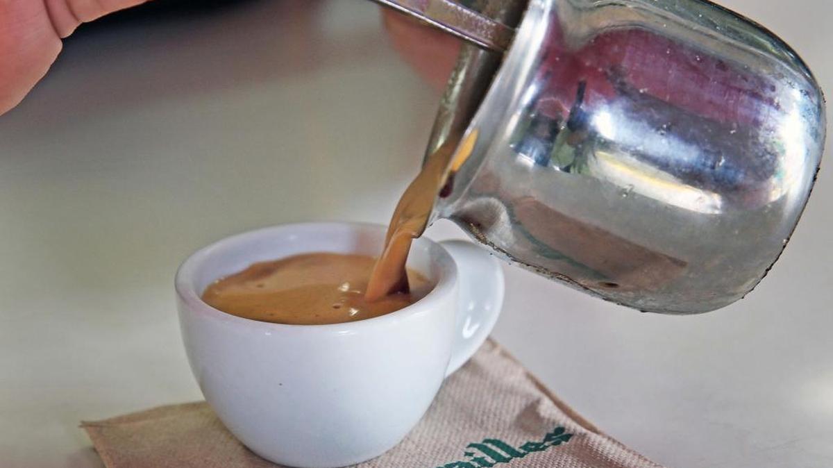 Un ‘cafecito’ en el restaurante Versailles de Miami sirve para celebrar que el sitio alcanzó 20,000 seguidores en Facebook, en abril.