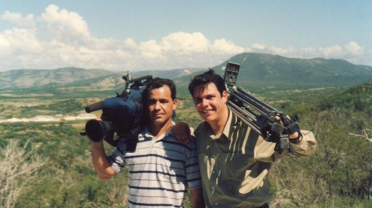 Juan Manuel Cao (der.) junto a su camarógrafo Osvaldo Buzzi en la Base Naval de Guantánamo, por donde "desertó" Juan Pablo Roque, en mayo de 1993.