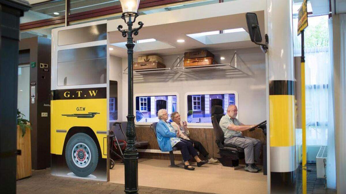 Rudi ten Brink, Annie Arendsen (izq) y Truus Ooms hacen un viaje en autobús —una ruta en las carreteras planas y flanqueadas de árboles del campo holandés— que es una simulación que se proyecta varias veces al día en tres pantallas.