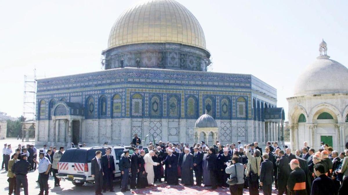 La gran Cúpula de la Roca (Haram al-Sharif) fue levantada por el califa omeya Absul Malik Ibn Marwan en el siglo VII d.C. y originalmente era de madera y recubierta de cobre o cerámica. Se cree que es el primer domo construido en la historia del islam.