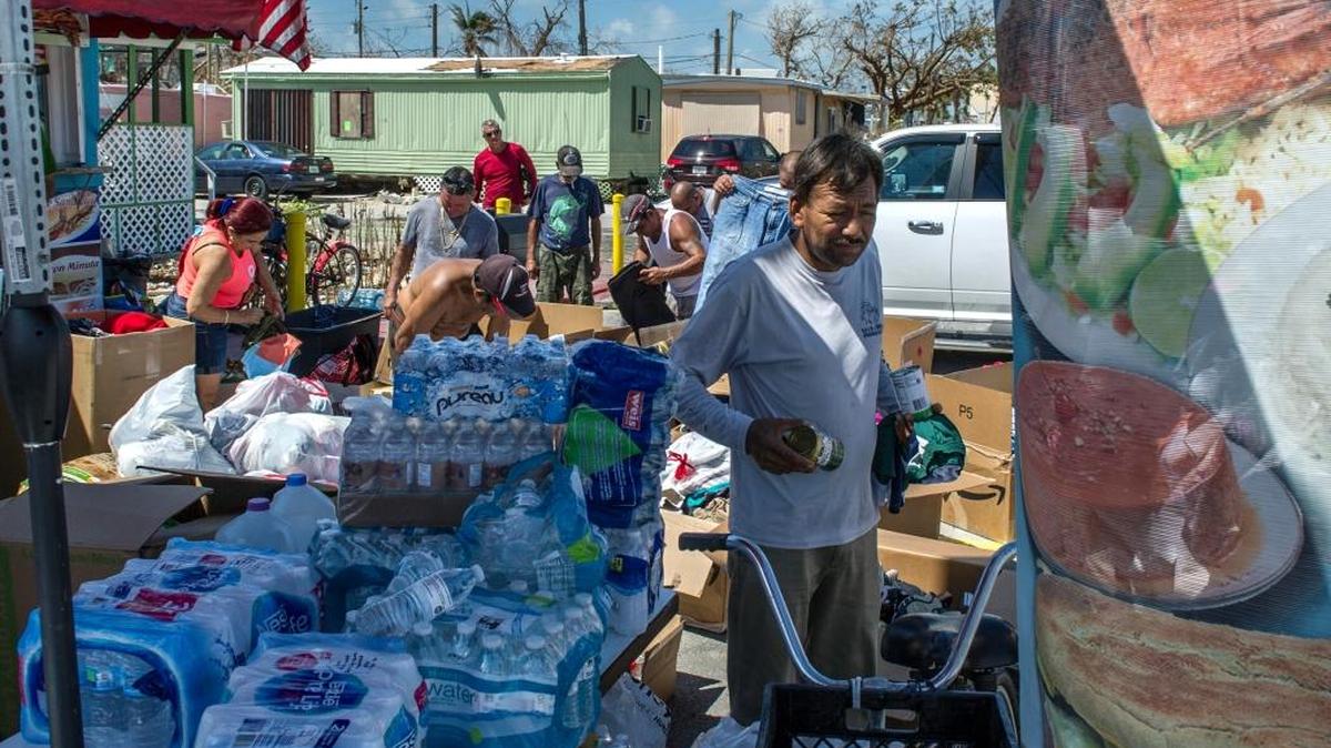 Residentes de Cayo Maratón buscan ropa y alimentos en donaciones destinadas a los afectados por el huracán Irma el 17 de septiembre de 2017.