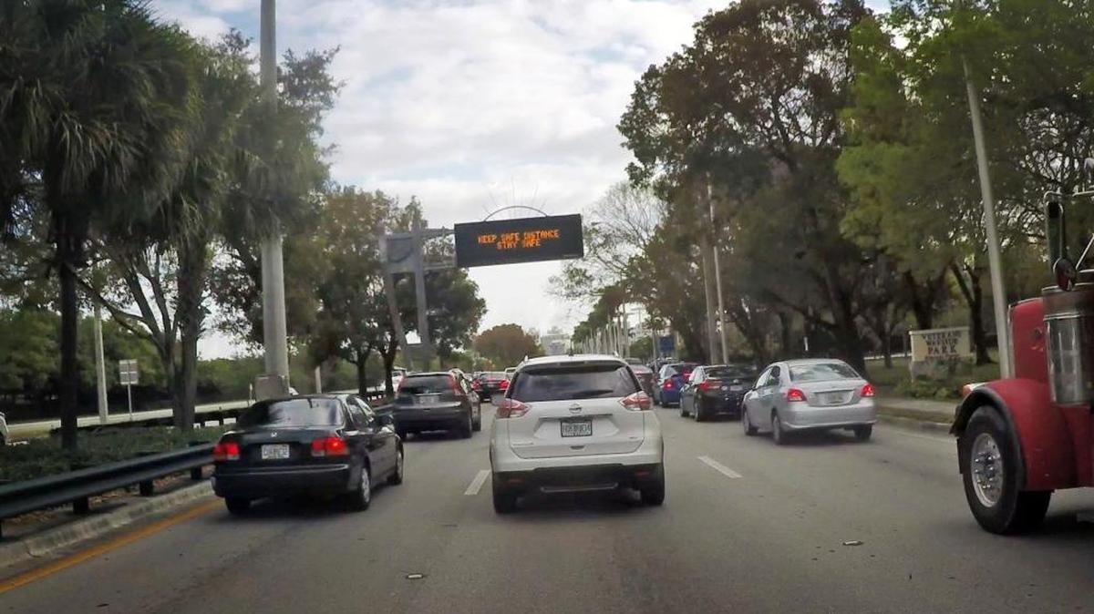 El tráfico se desplaza por la US 1 en la zona de Pinecrest durante la mañana, una de las horas de mayor congestión.