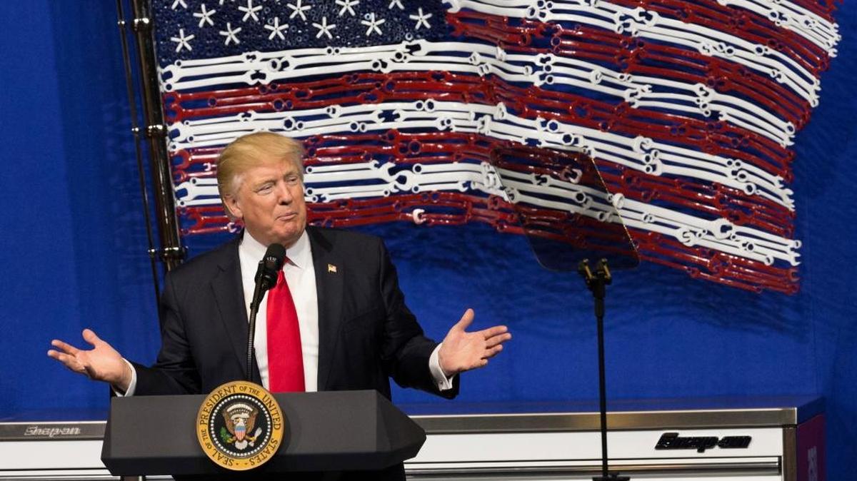 El presidente Donald Trump firma la orden ejecutiva ‘Compre productos americanos, contrate a americanos’, el 18 de abril. La ‘visa startup’, que permitiría a emprendedores extranjeros hacer negocios en Estados Unidos, y que entraría en vigor el próximo 17 de julio, fue suspendida temporalmente por el Departamento de Seguridad Nacional este lunes 9 de julio de 2017.