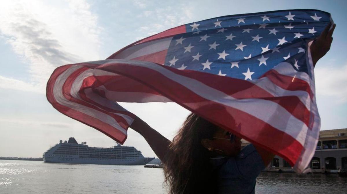 Una mujer saluda a la llegada del crucero Adonia a La Habana, en mayo del 2016.