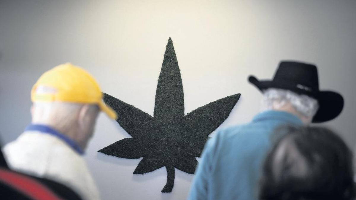 Un grupo de personas mayores de Laguna Woods Village entran al dispensario de marihuana Bud and Bloom en Santa Ana, California.