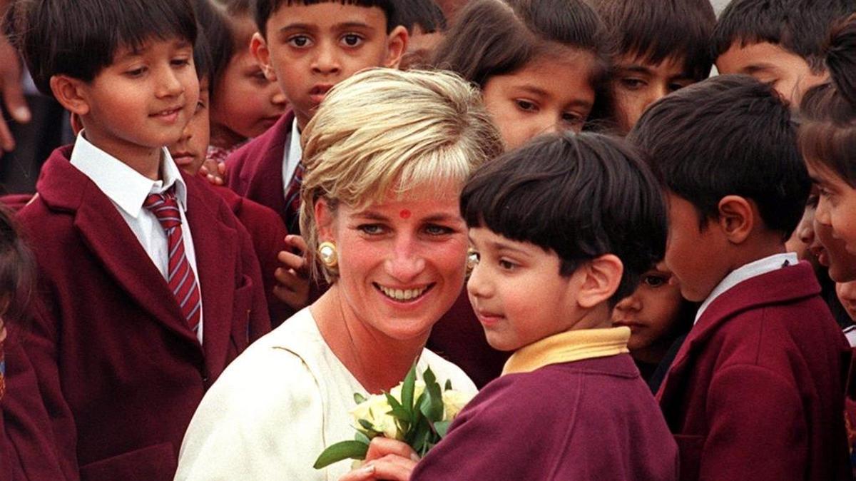La princesa Diana en un encuentro con niños en su visita al templo hinduista Neasden en Londres, en junio de 1997.