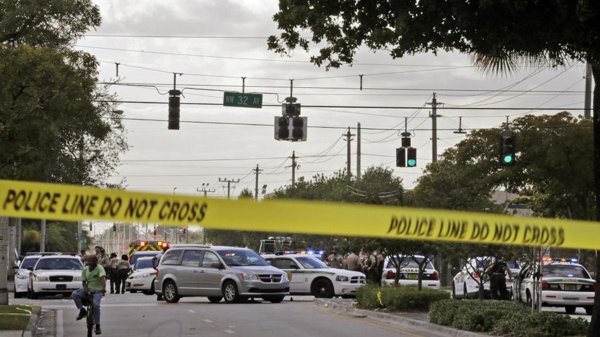 La policía de Miami-Dade responde a un llamado por disparos en la celebración del día de Martin Luther King cerca de la calle de los 6000 y la avenida 32 del noroeste, en enero del 2017.