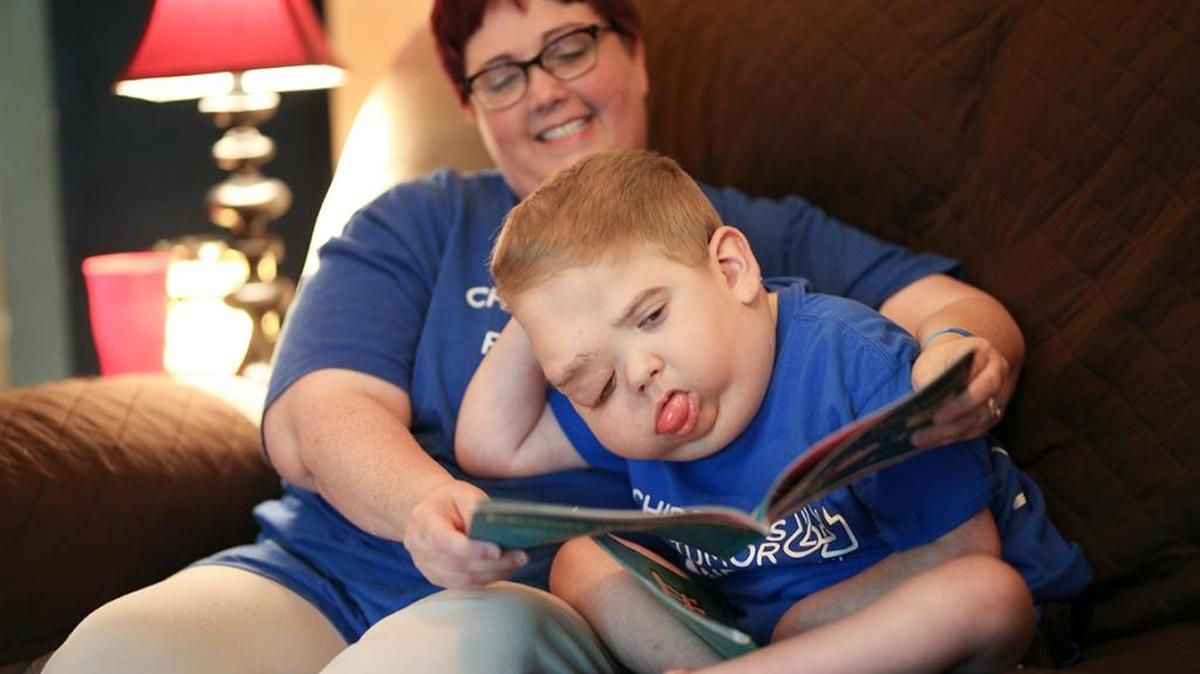 Jane Fergus, de Lawrence, Kansas, dice que el Medicaid paga todas las cuentas médicas de su hijo Franklin, de 8 años, quien nació con una discapacidad genética que lo dejó incapaz de hablar o caminar. También cubre la silla de ruedas, el andador y el cuidado de salud en el hogar.