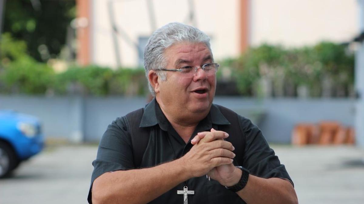 El padre José Conrado en Miami en entrevista con el Nuevo Herald.