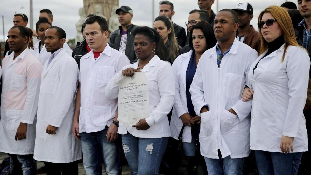 Un grupo de médicos cubanos reunidos en la Plaza de Banderas al sur de Bogotá, el 16 de abril de 2017. Alrededor de 180 cubanos, que integraban las misiones médicas que ese país tiene en Venezuela, aguardan en la capital colombiana adonde llegaron tras desertar.