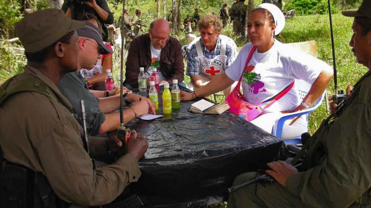 Guerrilleros de las FARC hablan con Córdoba durante conversaciones para liberar rehenes en febrero del 2009.