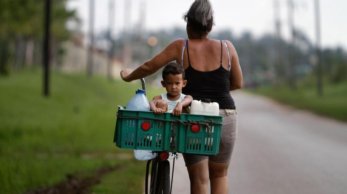Una madre lleva a su hijo en bicicleta en El Rincón, Cuba, en septiembre del 2012.