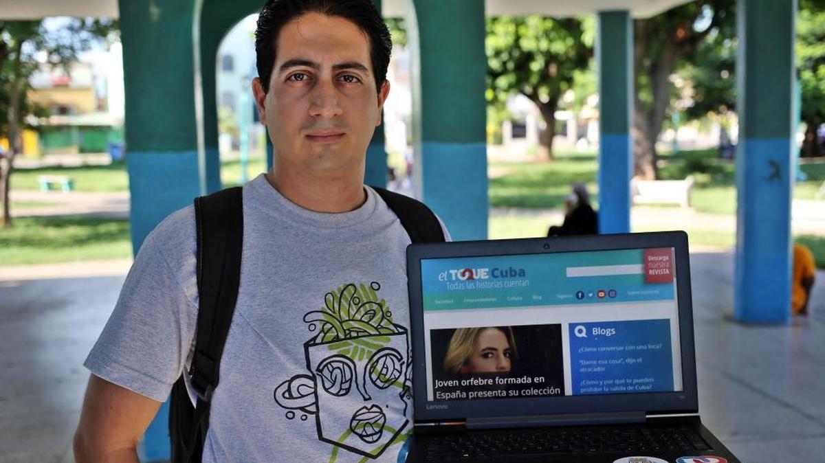 El periodista José Jasán Nieves, director de "El Toque", en un parque de La Habana. Despojados de los corsés ideológicos de la prensa oficial en Cuba, un grupo de jóvenes periodistas se sirve de medios alternativos, nacidos al calor de internet, para narrar a pie de calle otra Cuba, más compleja, rica y plural, en el limbo legal del mundo digital, todavía sin regular en la isla.