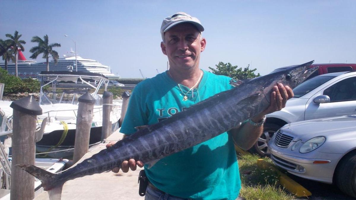 El capitán Manuel Rodríguez-Lestón muestra una de las especies que capturó en el mar.