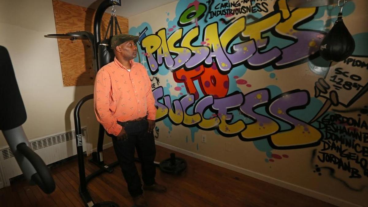 Edwidge Michel es líder de un hogar en Queens donde se pone en práctica el programa ‘Close to Home’, en el que cinco jóvenes cumplen su sentencia cerca de la comunidad y la familia.