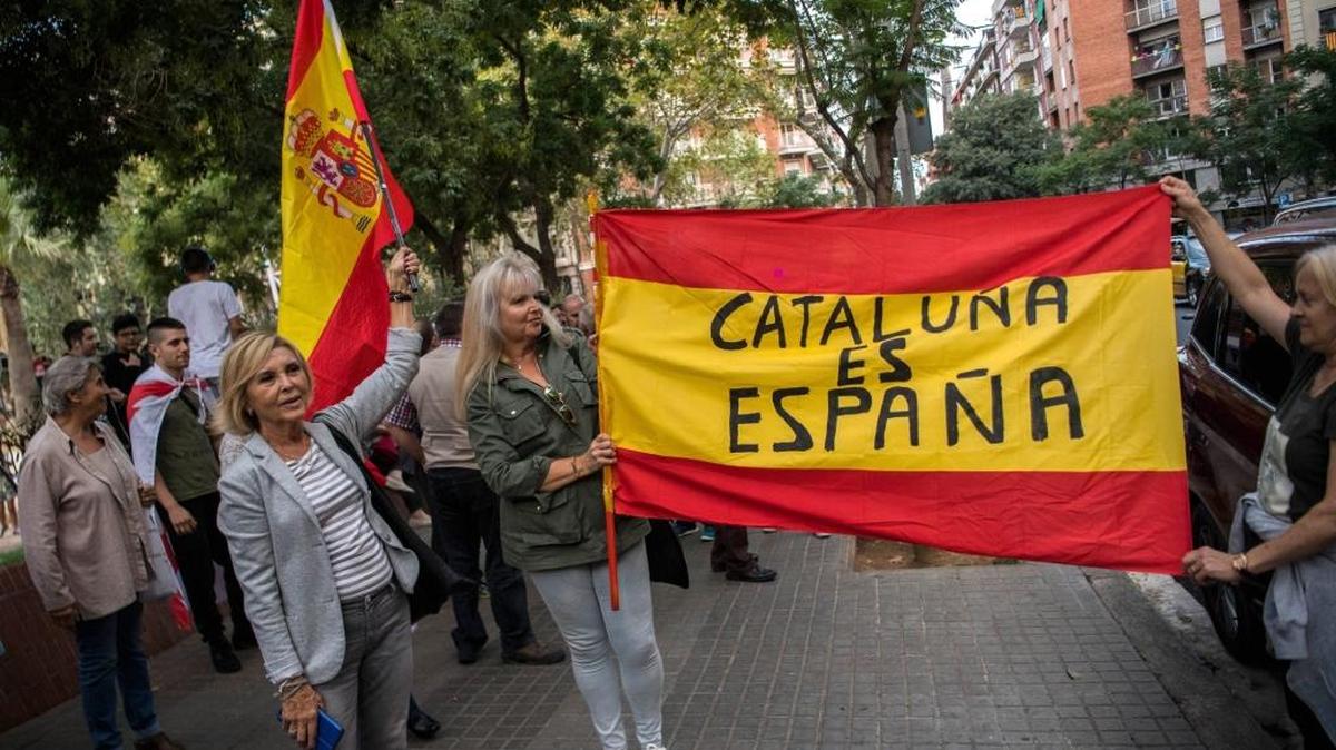 Un grupo de personas demuestra su rechazo a la separación de Cataluña de España, el 22 de septiembre.