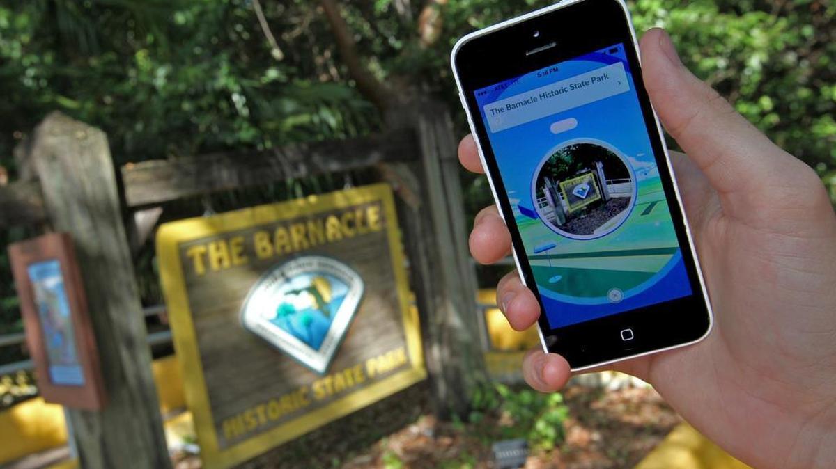 Los jugadores buscan a los personajes del juego en Barnacle State Park en Coconut Grove.