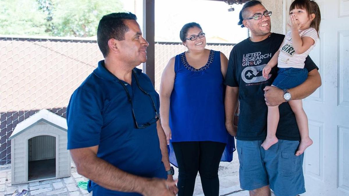 Rosendo Gil, quien fue enfermero en su natal México, dijo que es crucial ganarse la confianza de sus clientes. Una pareja a la que ha ayudado, Blas López y Lluvia Padilla, dicen que, en los últimos tres años, Gil les ha enseñado cómo cuidar mejor de su hija Leilanie (los tres en la foto con Gil).