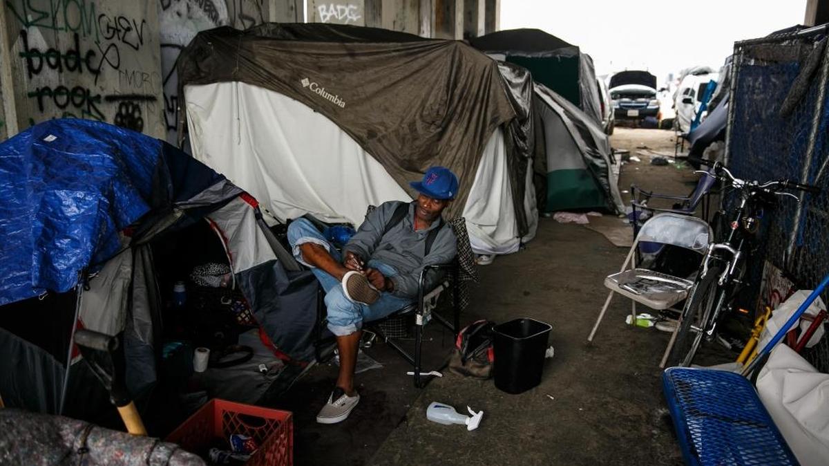 Un campamento de desamparados bajo un puente en Los Angeles el 31 de mayo.