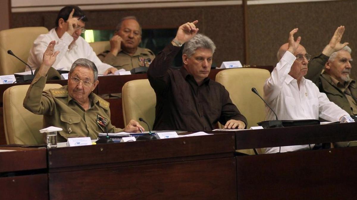 El gobernante de Cuba, Raúl Castro, el primer vicepresidente, Miguel Díaz-Canel, el vicepresidente José Ramón Machado Ventura y el comandante Ramiro Valdés en una sesión de la Asamblea Nacional, en marzo del 2014.