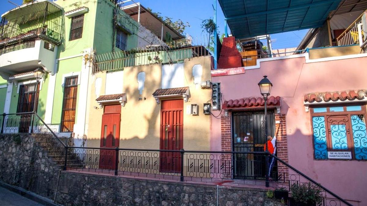Los dueños de negocios y residentes de Santo Domingo aprueban la transformación, pero temen el aumento de alquileres.