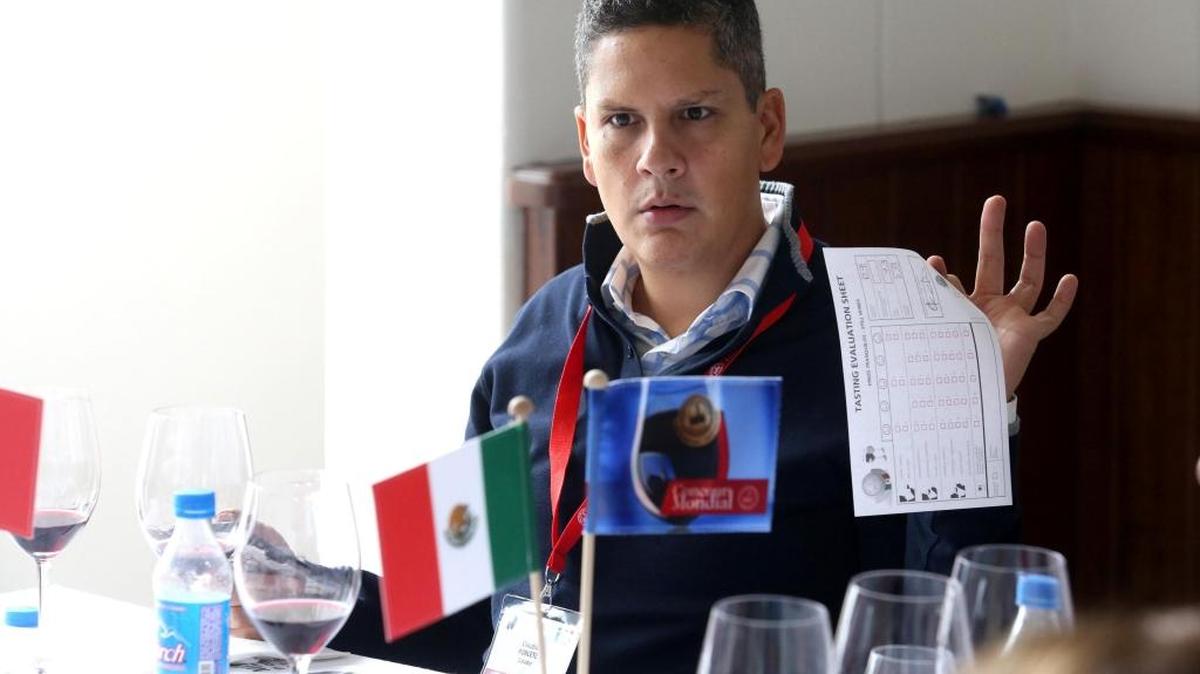 El juez mexicano Luis Morones cata un vino el 1 de septiembre de 2017, durante la primera etapa de cata de vinos del municipio de Dolores Hidalgo, México. En el Museo del Vino de Dolores de Hidalgo, ciudad cuna de su independencia, México recibe por primera vez el Concurso Mundial de Bruselas, una vía de acceso por la puerta grande al panorama mundial para sus cada vez más selectos vinos y espirituosos.