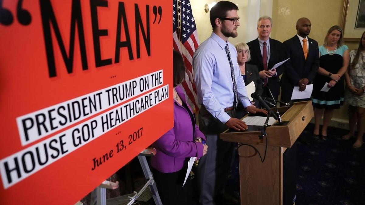 Si el proyecto de salud republicano del Senado se convierte en ley, para poder comprar un seguro las personas que reciben subsidios verían al menos tres cambios bruscos. En la foto, Ian Lock de Salt Lake City, habla durante una conferencia de prensa.
