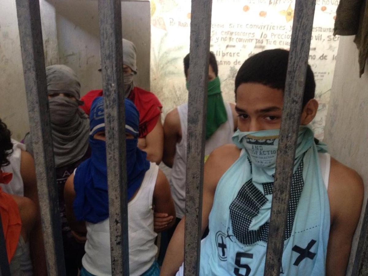 Adolescentes en conflicto con la ley en calabozo del estado Miranda, al centro de Venezuela.