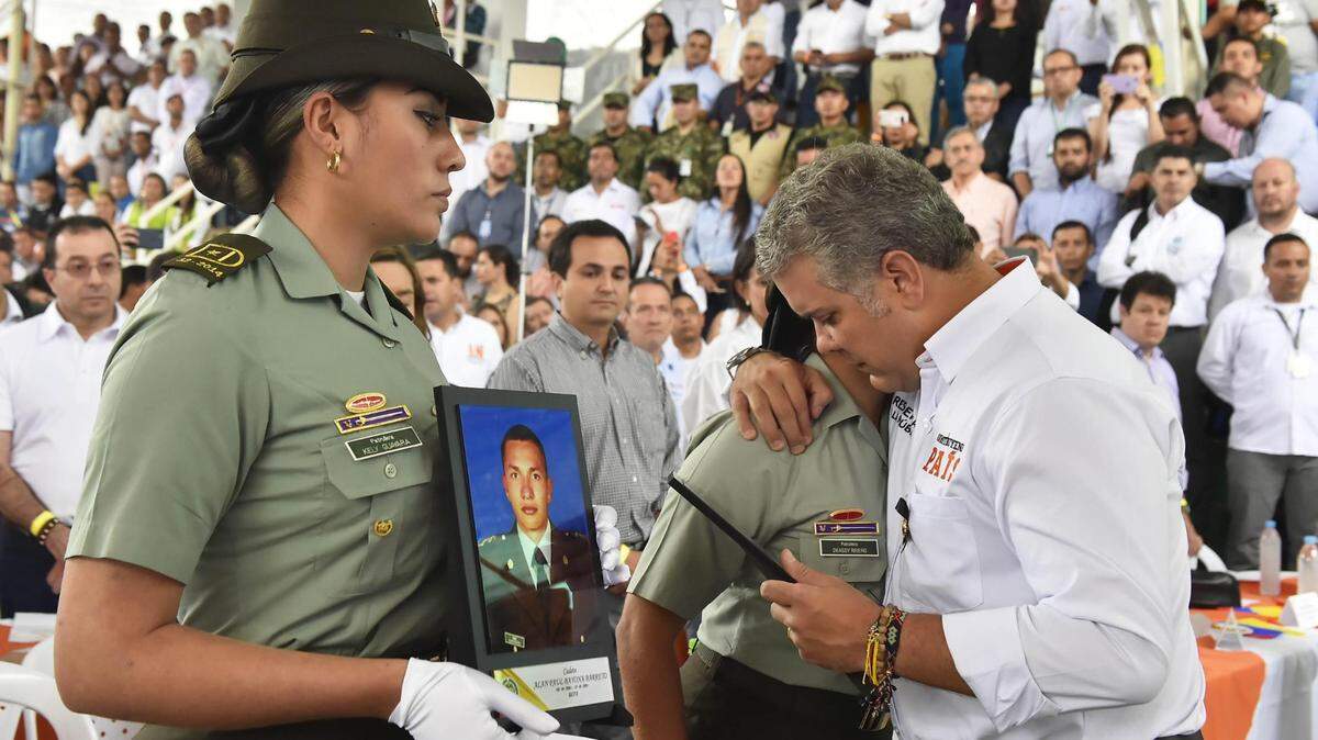 El presidente de Colombia, Iván Duque (der.), abraza a una integrante de la policía colombiana durante el taller Construyendo País el sábado 19 de enero de 2019, en Fresno, Colombia. Duque pidió a Cuba que le entregue a los 10 miembros del ELN de la delegación de paz en la isla tras ordenar el levantamiento de la suspensión de las órdenes de captura en su contra tras el ataque terrorista en Bogotá que dejó 20 cadetes muertos y 68 heridos.