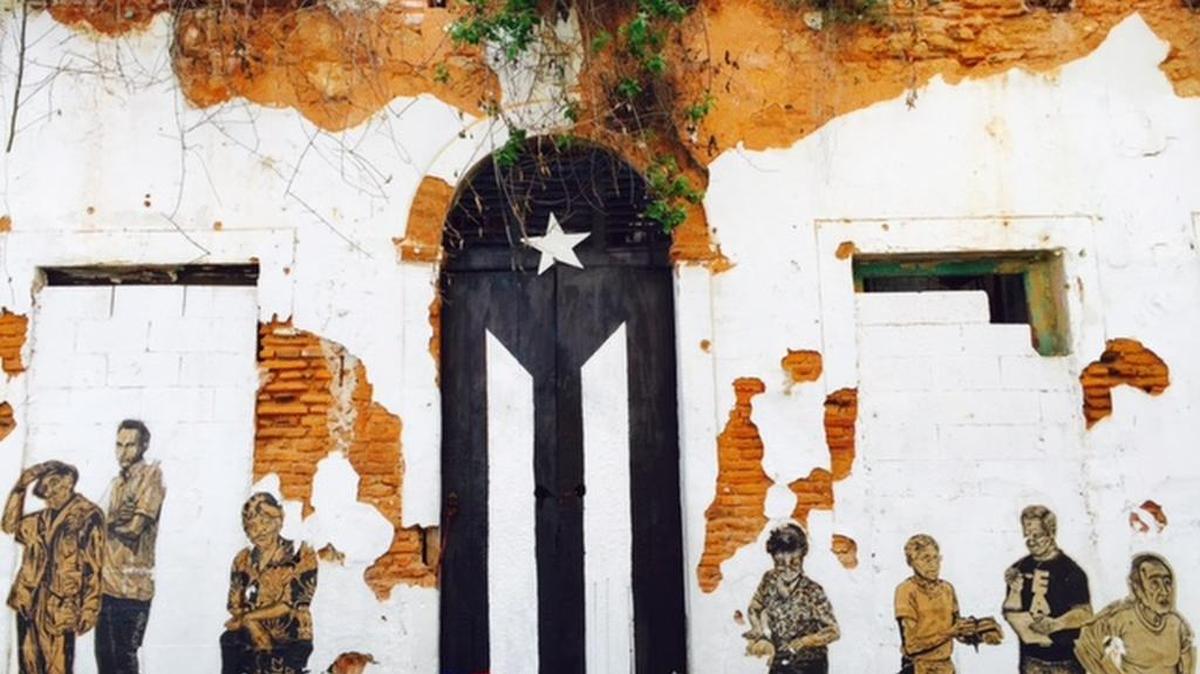 Una bandera puertorriqueña que adorna la calle San José, en el Viejo San Juan, fue pintada de negro y blanco.