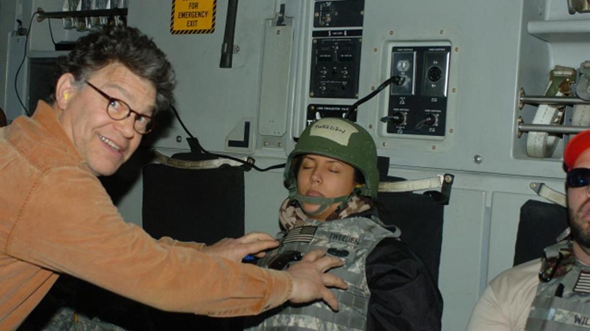 El senador demócrata Al Franken ha sido acusado de manosear los senos, por encima de la chaqueta, de la modelo y personalidad radial Leeann Tweeden mientras ella dormía en un avión, durante una gira para actuar ante soldados destacados en Afganistán, en el 2006.